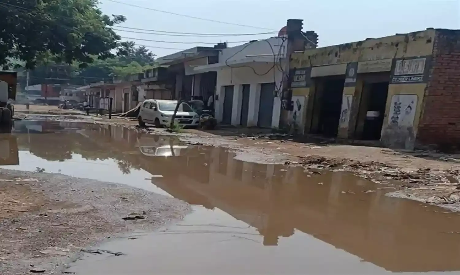 50 हजार रुपए इकट्ठा करके कारोबारी खुद भरवा रहे हैं यातायात नगर के गड्ढे