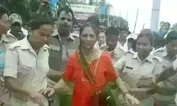 40 साल से हर सावन सोमवार बाबा बैद्यनाथ पर पैदल जाकर चढ़ा रही जल, लोग कहते है महिला डाक बम 40 साल से हर सावन सोमवार बाबा बैद्यनाथ पर पैदल जाकर चढ़ा रही जल, लोग कहते है महिला डाक बम