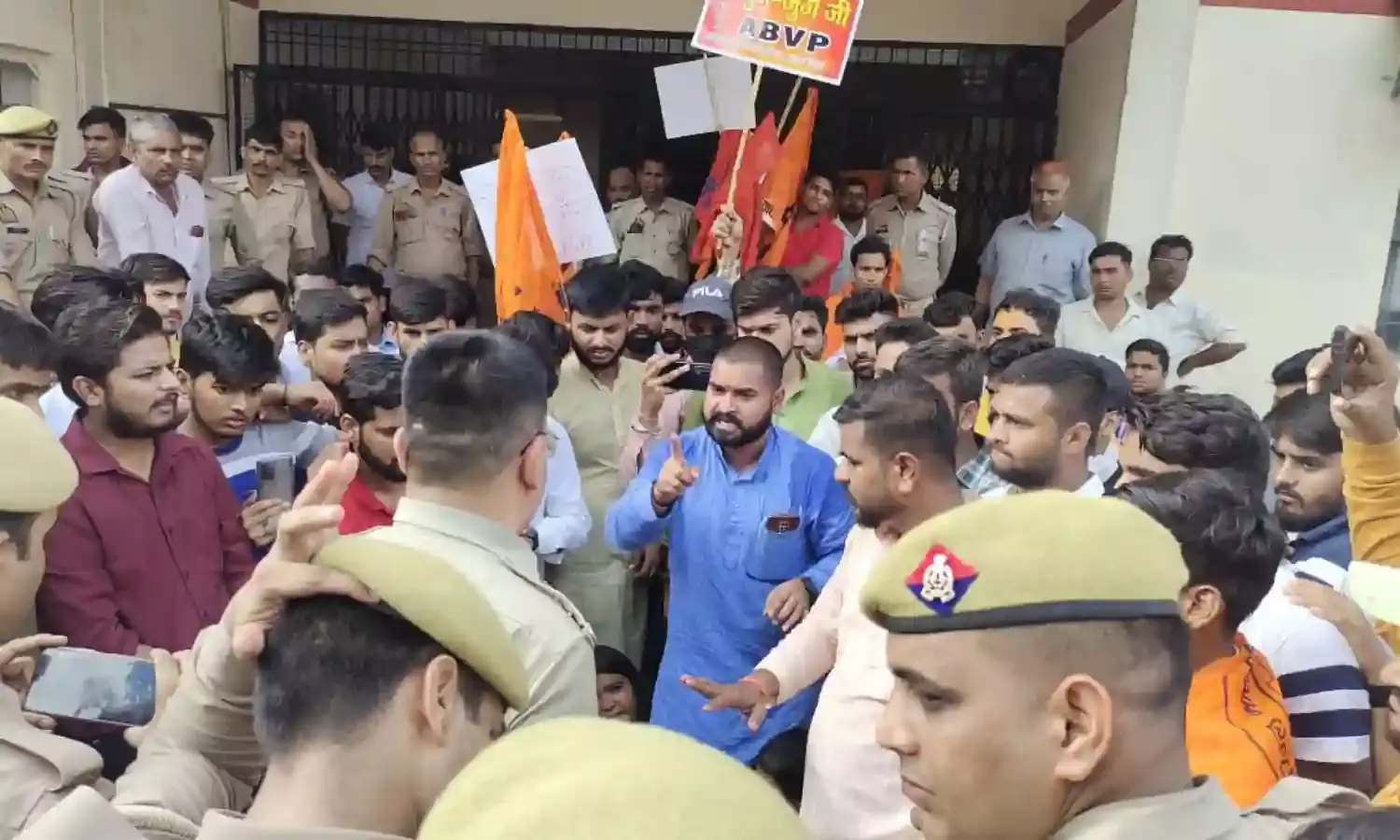 छात्रा से मारपीट करने वाले की गिरफ्तारी न होने से गुस्साए, अभाविप कार्यकर्ता