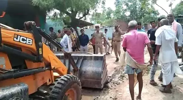ग्राम समाज की भूमि पर हुए अवैध कब्जे पर एसडीएम ने चलवाया बुल्डोजर ग्राम समाज की भूमि पर हुए अवैध कब्जे पर एसडीएम ने चलवाया बुल्डोजर