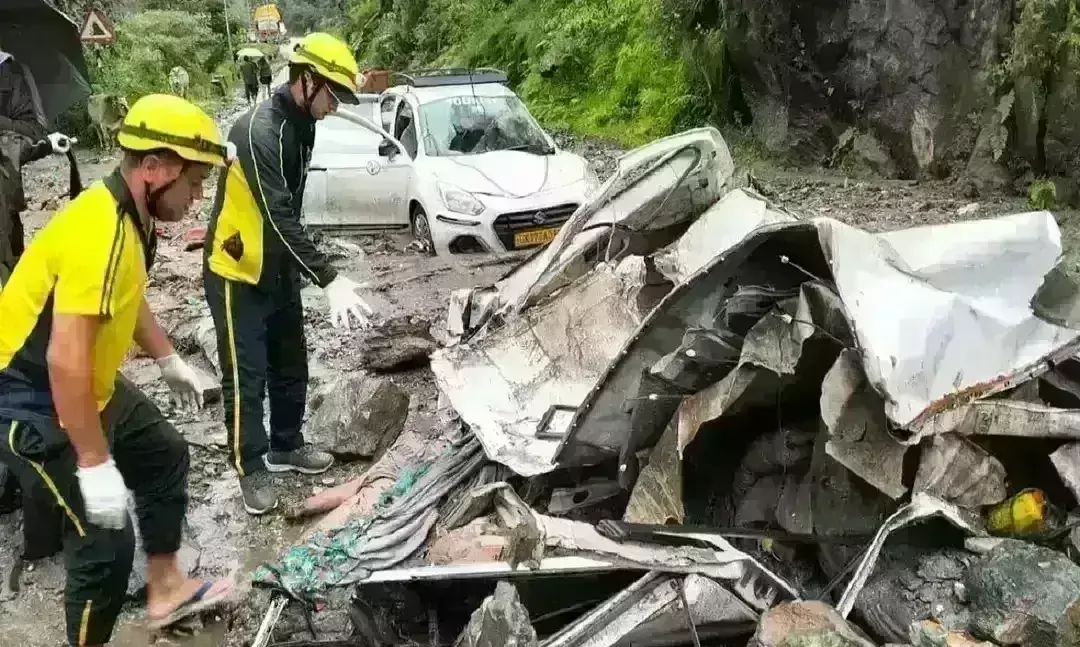 उत्तरकाशी में भूस्खलन की चपेट में आए मप्र के तीर्थयात्री, 3 लोगों कीमौत उत्तरकाशी में भूस्खलन की चपेट में आए मप्र के तीर्थयात्री, 3 लोगों कीमौत