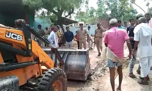 ग्राम समाज की भूमि पर हुए अवैध कब्जे पर एसडीएम ने चलवाया बुल्डोजर