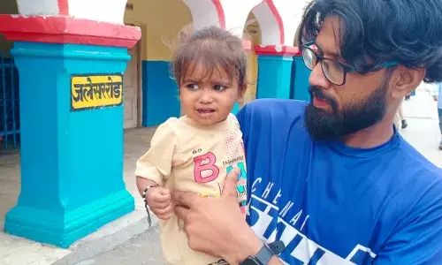 पति से विवाद में पत्नी ने दो बच्चियों को दूर फेंककर ट्रेन के आगे आकर दी जान, एक बच्ची की भी हुई मौत