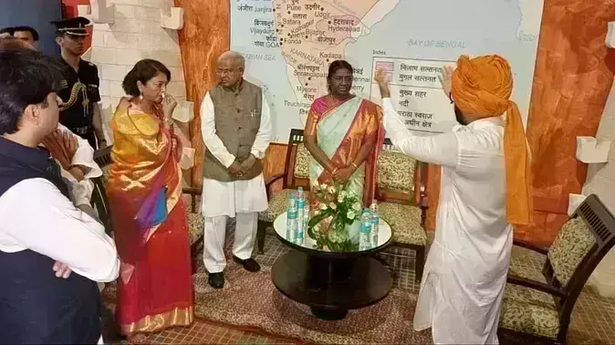 राष्ट्रपति द्रौपदी मुर्मू पहुंची ग्वालियर, जयविलास पैलेस में सिंधिया परिवार ने किया स्वागत