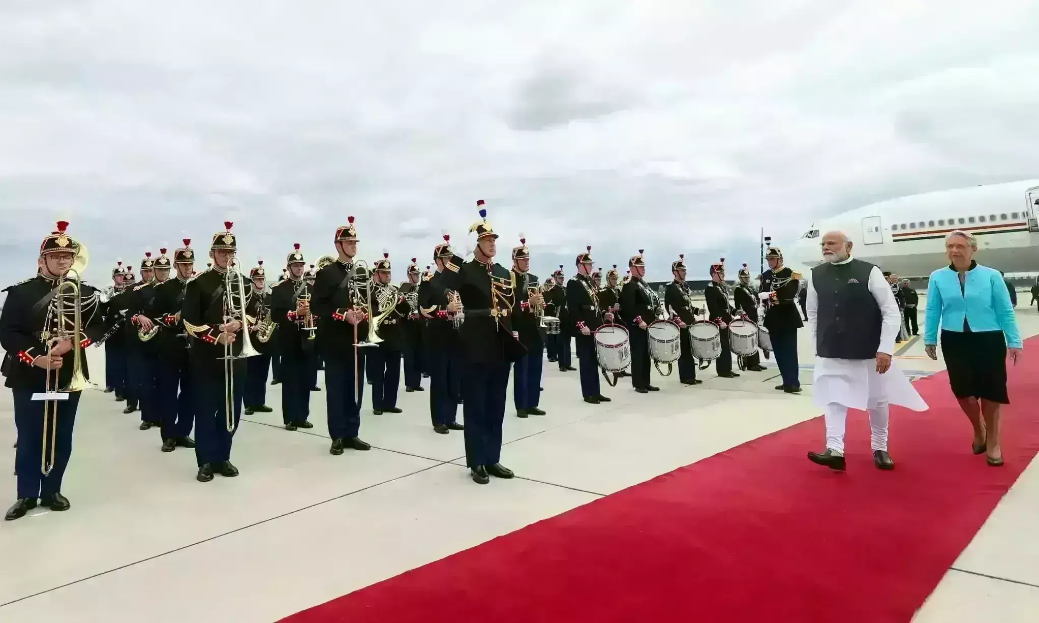 प्रधानमंत्री मोदी पहुंचे पेरिस, फ्रांस की पीएम एलिजाबेथ ने की आगवानी