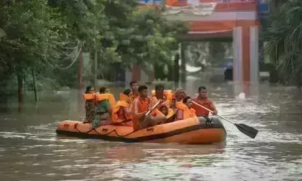 Delhi Flood : दिल्ली में बाढ़ से बुरा हाल, NDRF ने 2500 लोगों को किया रेस्क्यू , रविवार तक स्कूल-कॉलेजों की छुट्टी