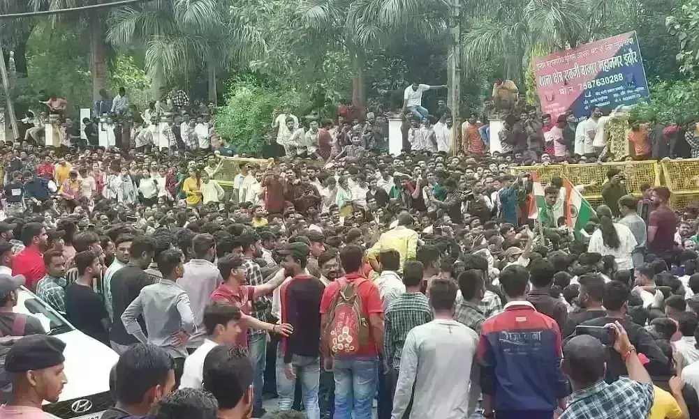 पटवारी परीक्षा में गड़बड़ी का आरोप, सड़कों पर उतरे युवा, भोपाल में व्यापमं, इंदौर में कलेक्ट्रेट घेरा