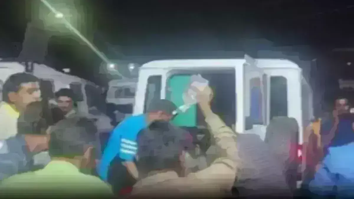 कश्मीर में फिर टारगेट किलिंग, आतंकियों ने बिहार के तीन मजदूरों को मारी गोली कश्मीर में फिर टारगेट किलिंग, आतंकियों ने बिहार के तीन मजदूरों को मारी गोली