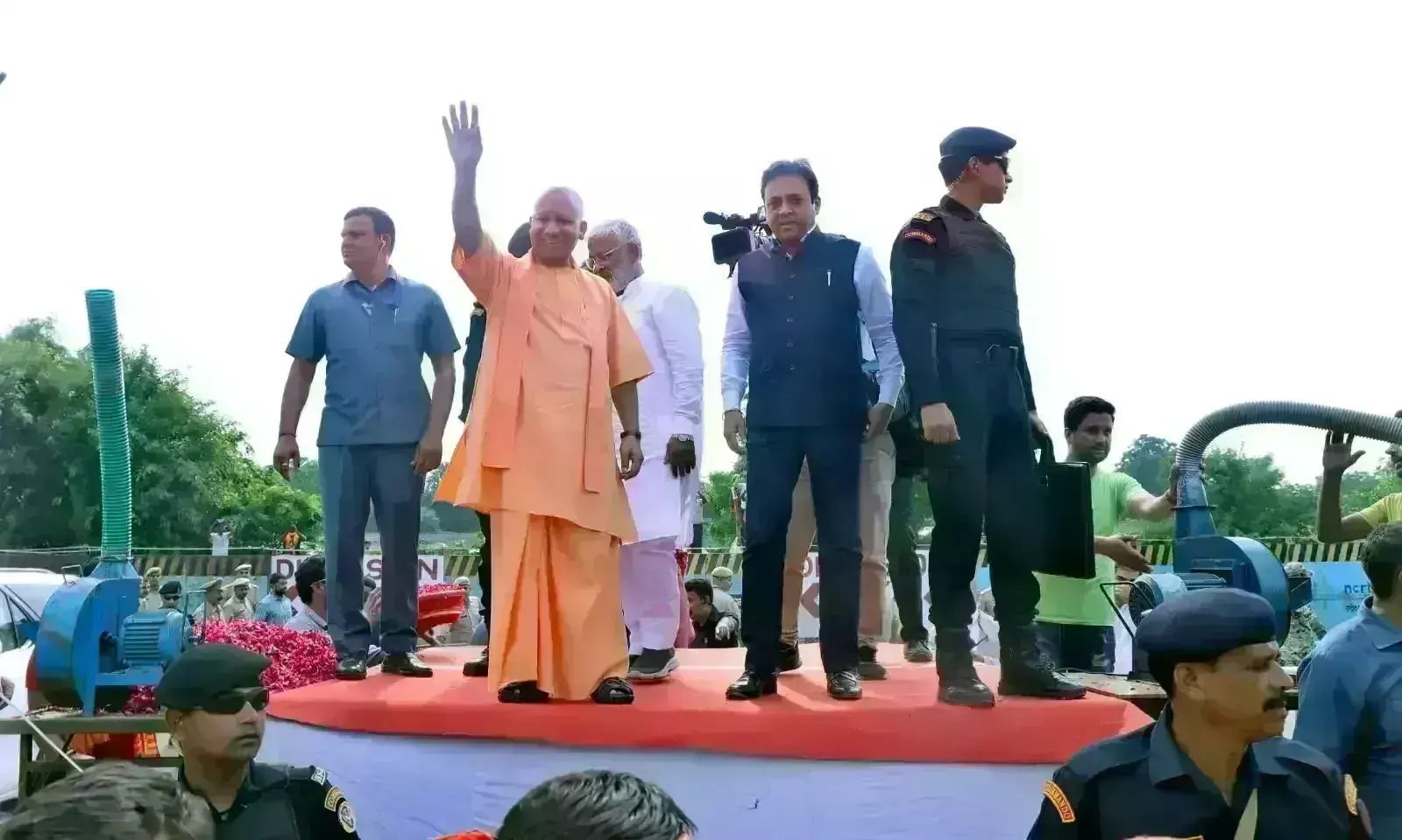 मुख्यमंत्री आदित्यनाथ ने कांवड़ियों पर की पुष्प वर्षा, शिवभक्तों ने लगाए योगी-योगी के नारे मुख्यमंत्री आदित्यनाथ ने कांवड़ियों पर की पुष्प वर्षा, शिवभक्तों ने लगाए योगी-योगी के नारे