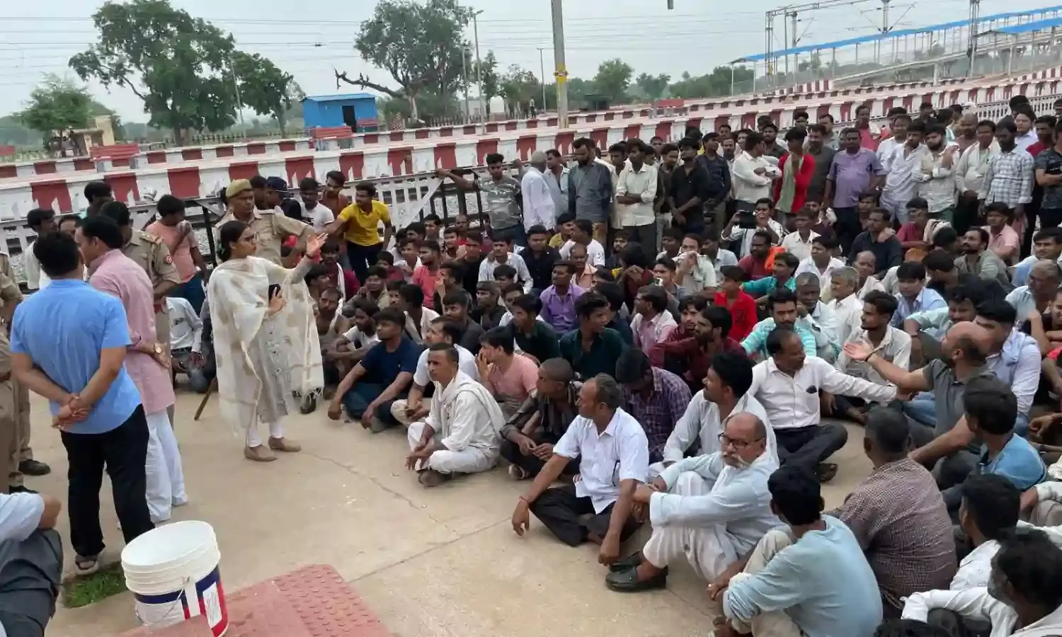 ट्रेन के ठहराव की मांग को लेकर जाजऊ स्टेशन पर ग्रामीणों का धरना, रेलवे अधिकारी ने दिखाया स्वीकृत प्रस्ताव