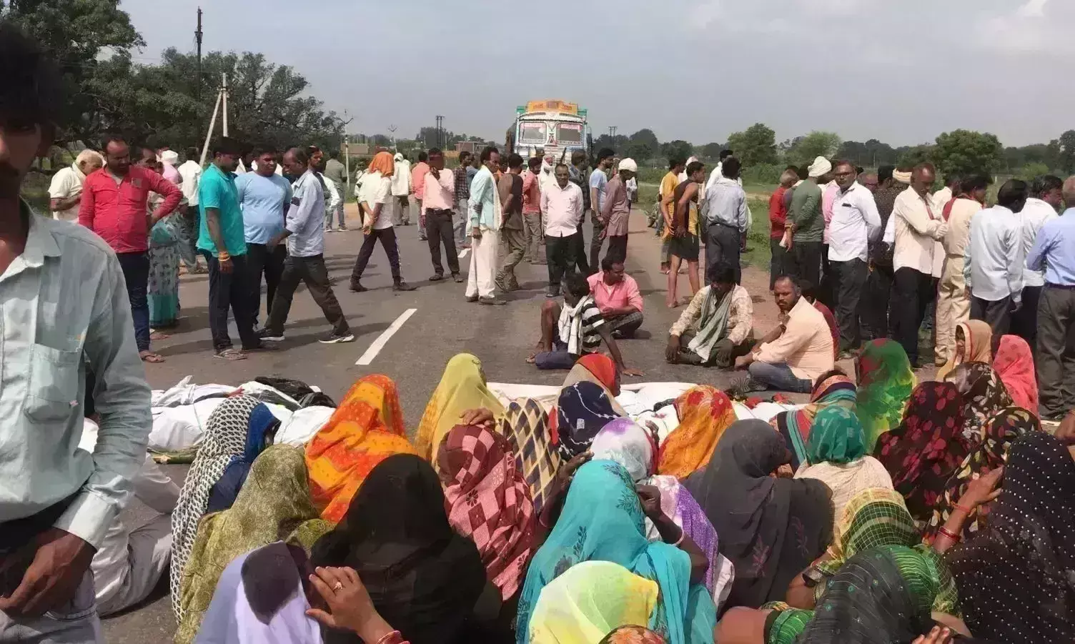 बेटा-बहू और पोतों के शव हाईवे पर रखकर माँ-बाप ने किया प्रदर्शन, कहा - आत्महत्या नहीं हत्या CBI से हो जांच