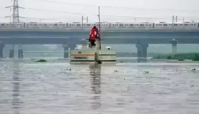 दिल्ली में घटने लगा यमुना का जलस्तर, बाढ़ का खतरा बरकरार