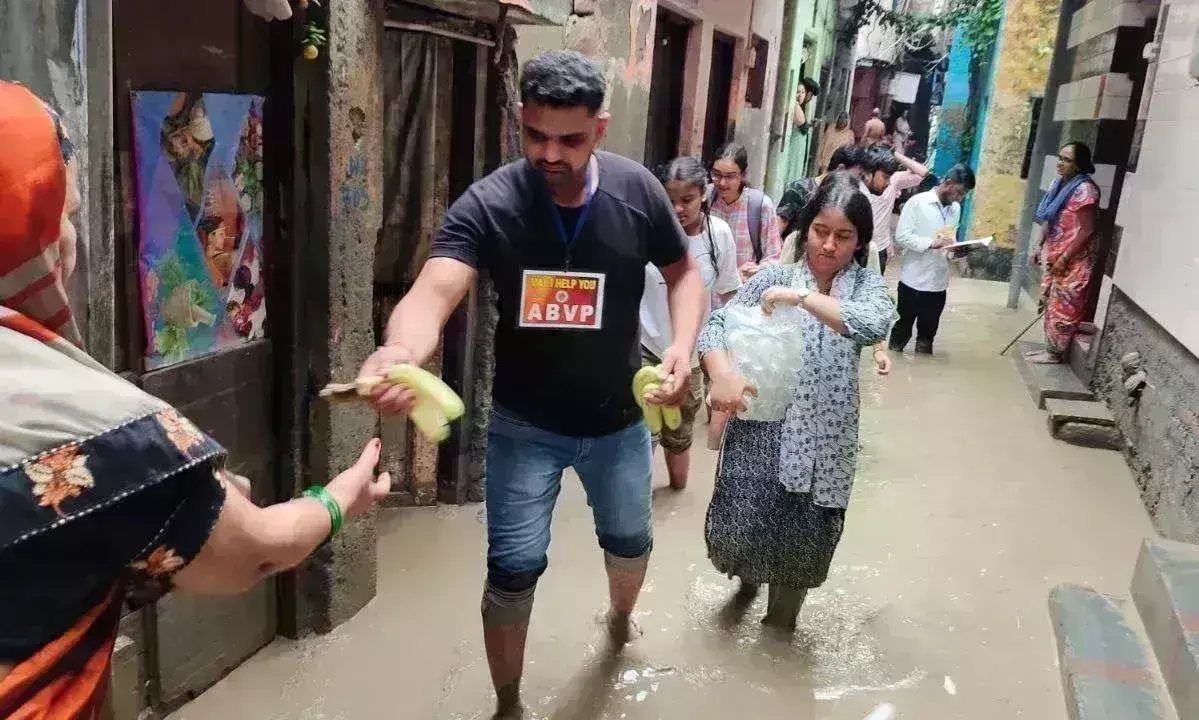 दिल्ली के बाढ़ग्रस्त इलाकों में ABVP के कार्यकर्ता कर रहे सहायता, जारी किए हेल्पलाइन नंबर
