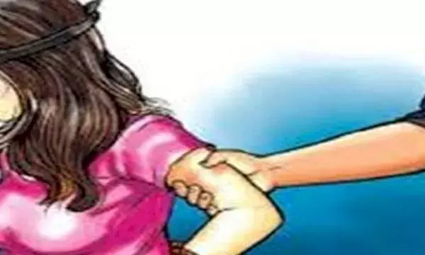 सोनाक्षी की तरह नाबालिग छात्रा को मनचला कर रहा है परेशान, पीडि़ता के पिता से पुलिस ने मनचले की पिटाई के नाम पर की ठगी