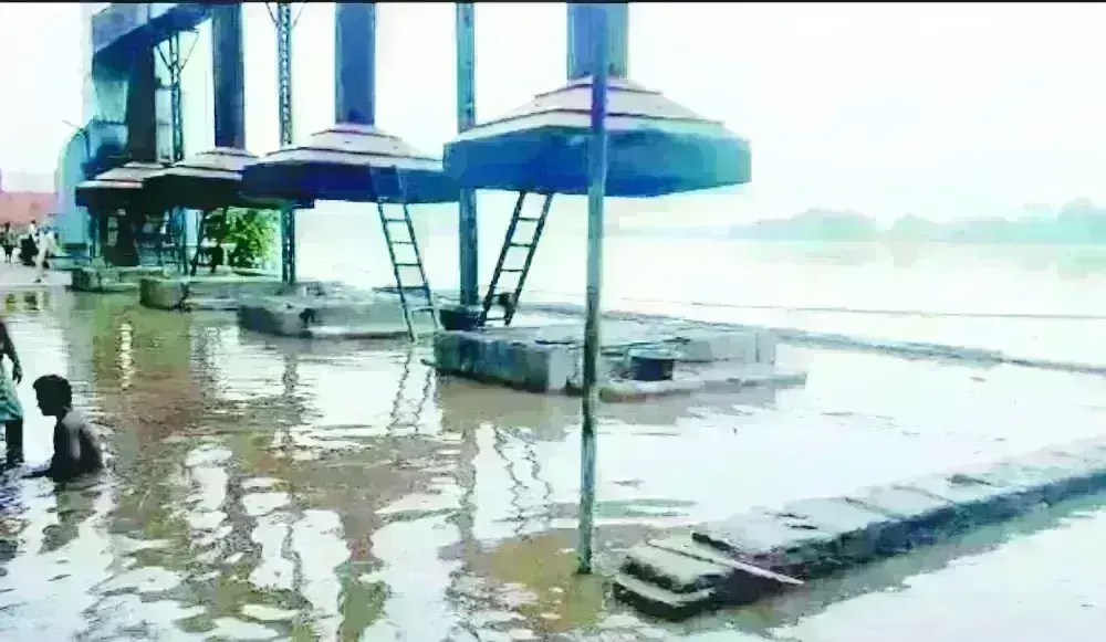 यमुना का पानी ताजगंज श्मशान घाट पर भरा, बाढ़ की संभावना बढ़ी