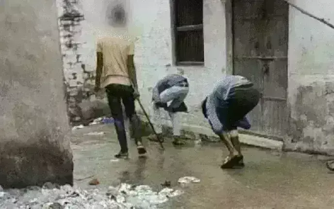 नाबालिगों को मुर्गा बनाकर डंडे से पीटा नाबालिगों को मुर्गा बनाकर डंडे से पीटा