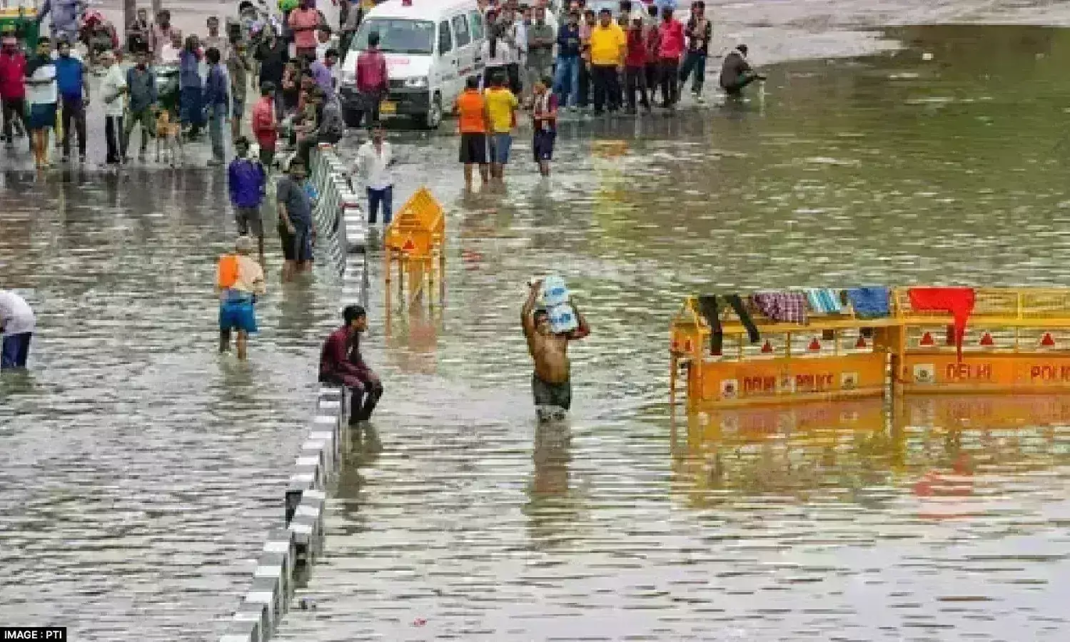 UAE से लौटते ही एक्शन में आए प्रधानमंत्री मोदी, दिल्ली बाढ़ को लेकर उपराज्यपाल से की बात