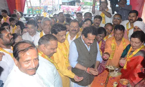 हर हर महादेव का जयघोष कर परिक्रमा पर निकले श्रद्धालु