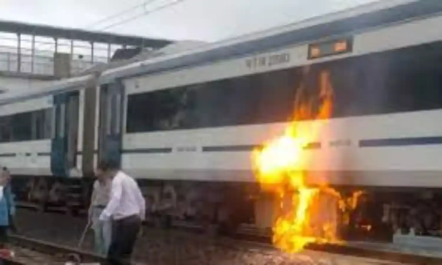 बीना के पास वंदे भारत ट्रेन के C-14 कोच में लगी आग, सभी यात्री सुरक्षित