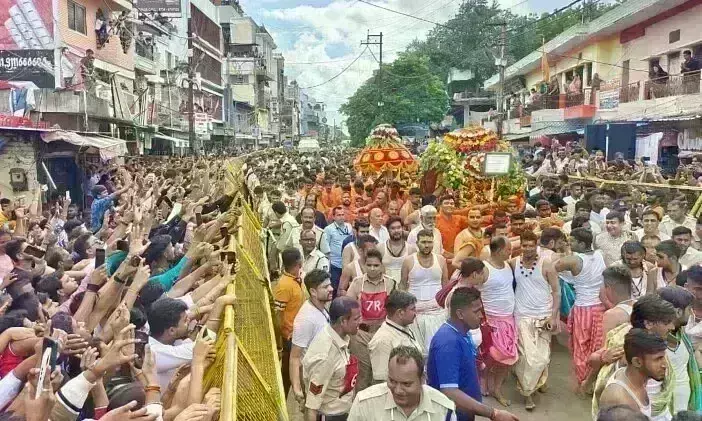 सावन सोमवार और सोमवती अमावस्या के संयोग पर महाकाल में उमड़े श्रद्धालु, शिप्रा में स्नान कर किए दर्शन