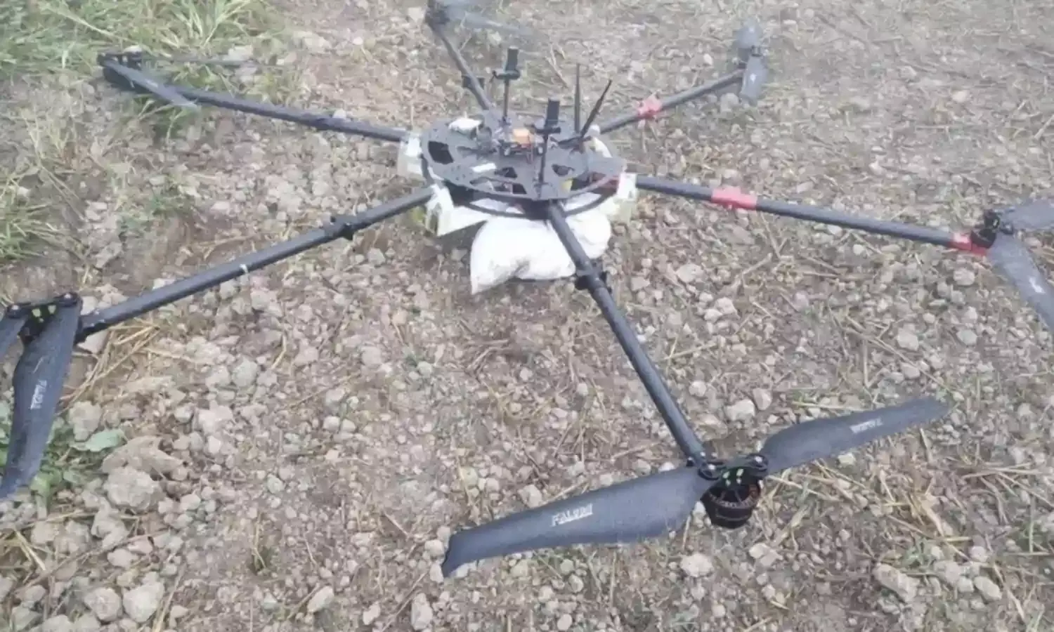 पाकिस्तान ने पंजाब में बॉर्डर से सटे इलाकों में ड्रोन से गिराई हेरोईन, BSF ने की जब्त