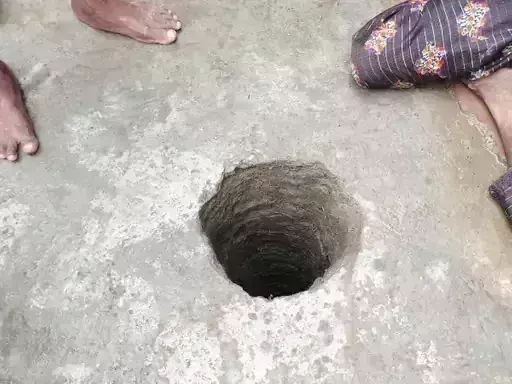 विदिशा - बोरवेल में गिरी ढाई साल की बच्ची अस्मिता : मौके पर पहुंची रेस्क्यू टीम,जेसीबी से निकालने का प्रयास घर के आंगन में ही था बोरवेल गड्ढा