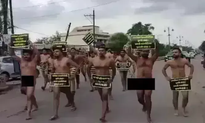 छत्तीसगढ़ विधानसभा के सामने SC-ST वर्ग के युवाओं ने किया नग्न प्रदर्शन,  रखी ये...मांग
