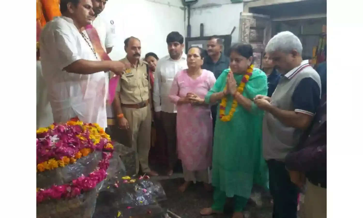 गिरिराज महाराज की शरण में पहुंची अमित शाह की पत्नी सोनल शाह गिरिराज महाराज की शरण में पहुंची अमित शाह की पत्नी सोनल शाह