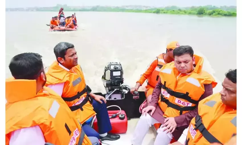 प्रभारी मंत्री ने यमुना में बाढ़ का किया निरीक्षण, पहुंचे राहत कैंप