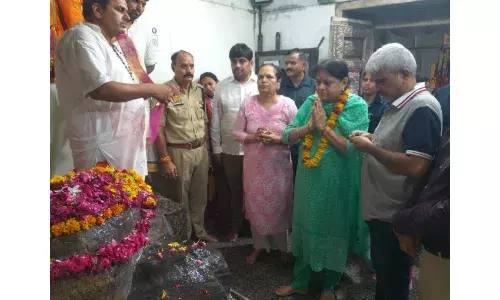 गिरिराज महाराज की शरण में पहुंची अमित शाह की पत्नी सोनल शाह