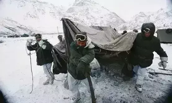 सियाचिन ग्लेशियर में सेना के कैंप में लगी आग, 1 अधिकारी शहीद, 3 जवान घायल सियाचिन ग्लेशियर में सेना के कैंप में लगी आग, 1 अधिकारी शहीद, 3 जवान घायल