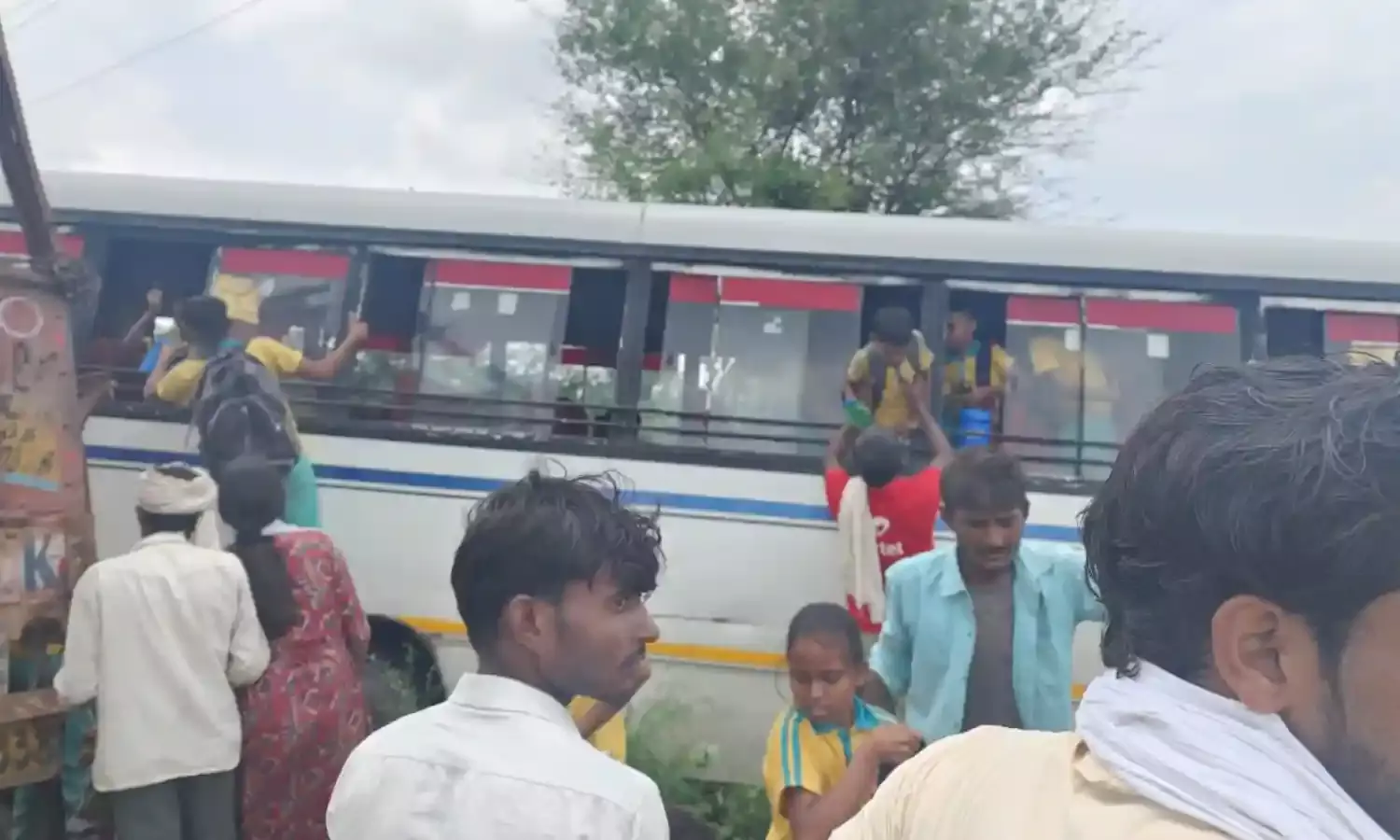 स्कूल बस और ट्रक की टक्कर में बस चालक सहित चार लोग घायल