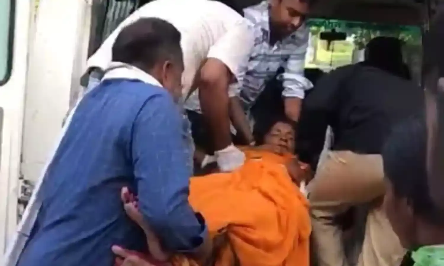 सैयां की ओर से आ रहे दो बाइकों में पार्सल गाड़ी ने मारी टक्कर, एक महिला गंभीर घायल