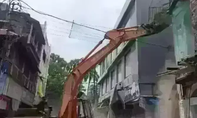 महाकाल की सवारी पर थूकने वालों पर बड़ा एक्शन, प्रशासन ने ढोल और डीजे बजाकर घर पर चलाया बुलडोजर