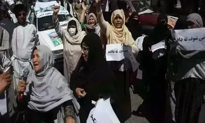 तालिबान ने बंद कराए ब्यूटी पार्लर, अफगानी महिलाओं ने सड़क पर उतर किया प्रदर्शन तालिबान ने बंद कराए ब्यूटी पार्लर, अफगानी महिलाओं ने सड़क पर उतर किया प्रदर्शन