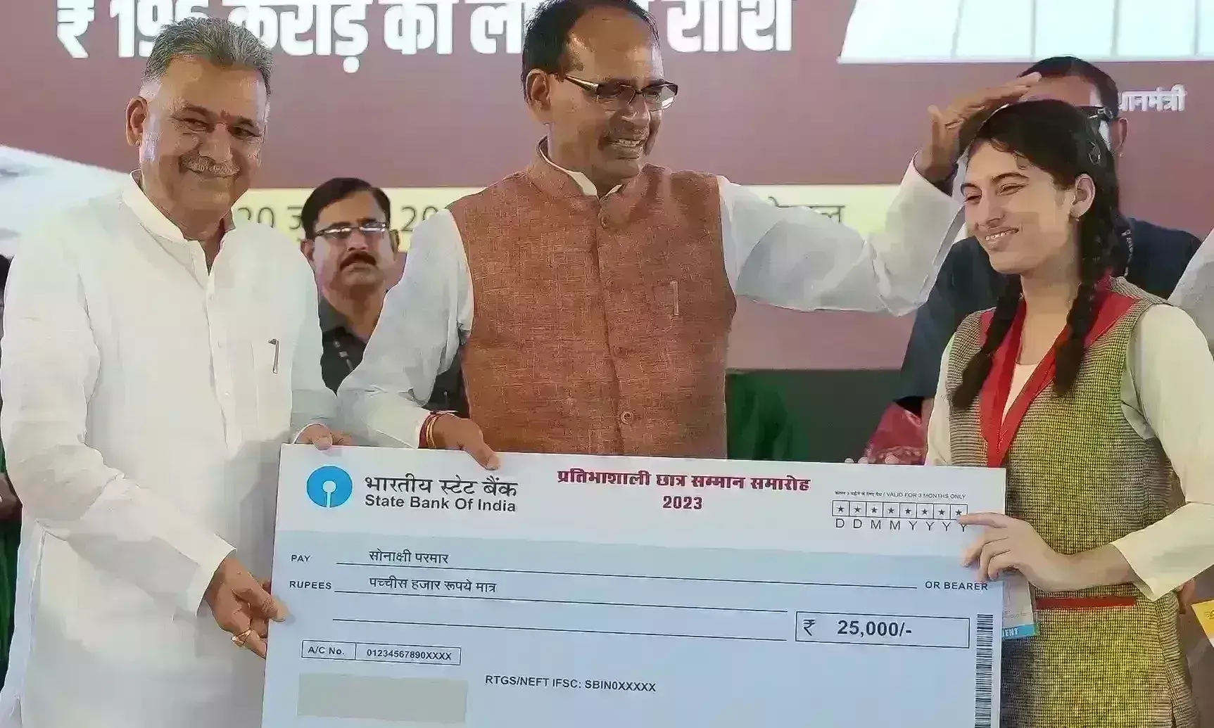 मुख्यमंत्री शिवराज ने बांटे लैपटॉप, कहा - अगले साल से CBSE के छात्रों को भी मिलेगा