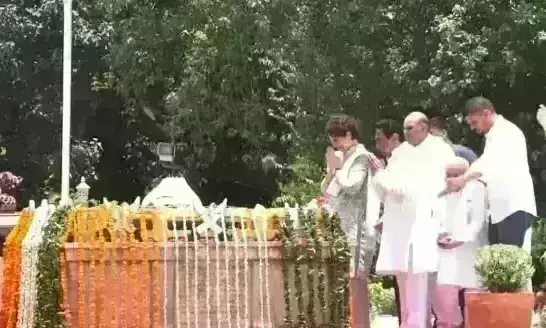 पहली गांधी है प्रियंका जिसने वीरांगना की समाधि पर पुष्पांजलि अर्पित की