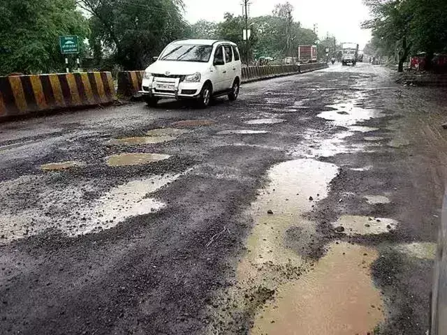बारिश से सड़कें बदहाल, वाहनों की बिगड़ रही सेहत, वाहन चालकों की फिसलकर हो रही मौत