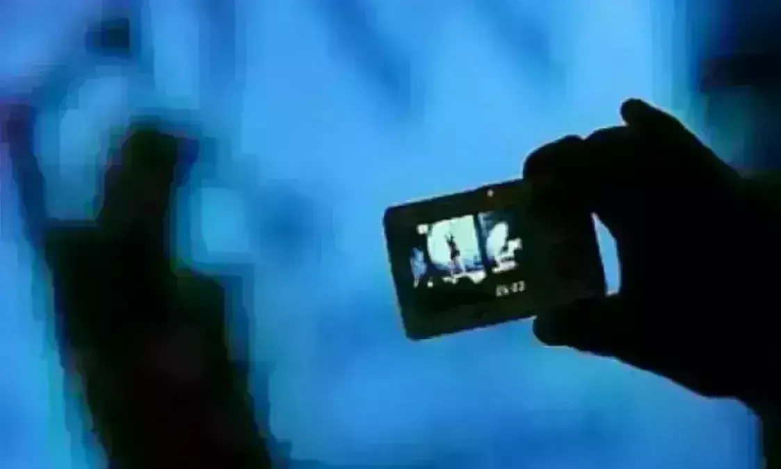 पुलिस ऑफिसर का बेटा पड़ोस की लड़की का नहाते हुए बना रहा था वीडियो, केस दर्ज