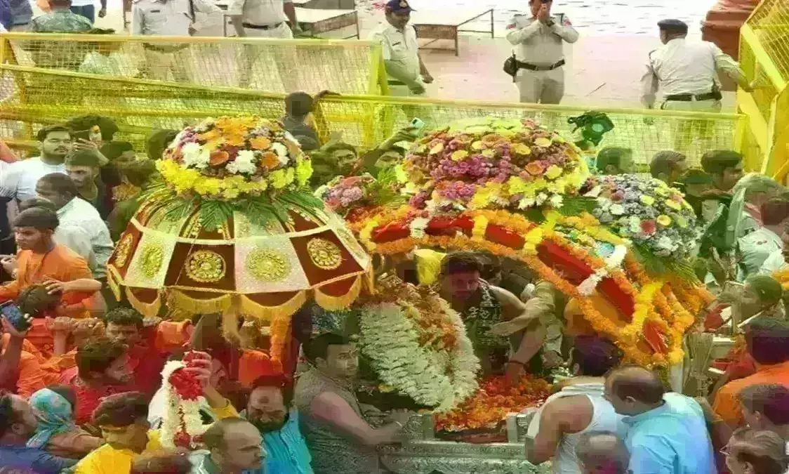 उज्जैन में महाकाल मंदिर में उमड़े श्रद्धालु, शाम को निकलेगी शाही सवारी उज्जैन में महाकाल मंदिर में उमड़े श्रद्धालु, शाम को निकलेगी शाही सवारी