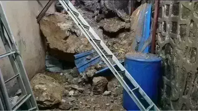 मुंबई के अंधेरी में पहाड़ धंसका, 5 घर मलबे में दबे, कोई हताहत नहीं मुंबई के अंधेरी में पहाड़ धंसका, 5 घर मलबे में दबे, कोई हताहत नहीं