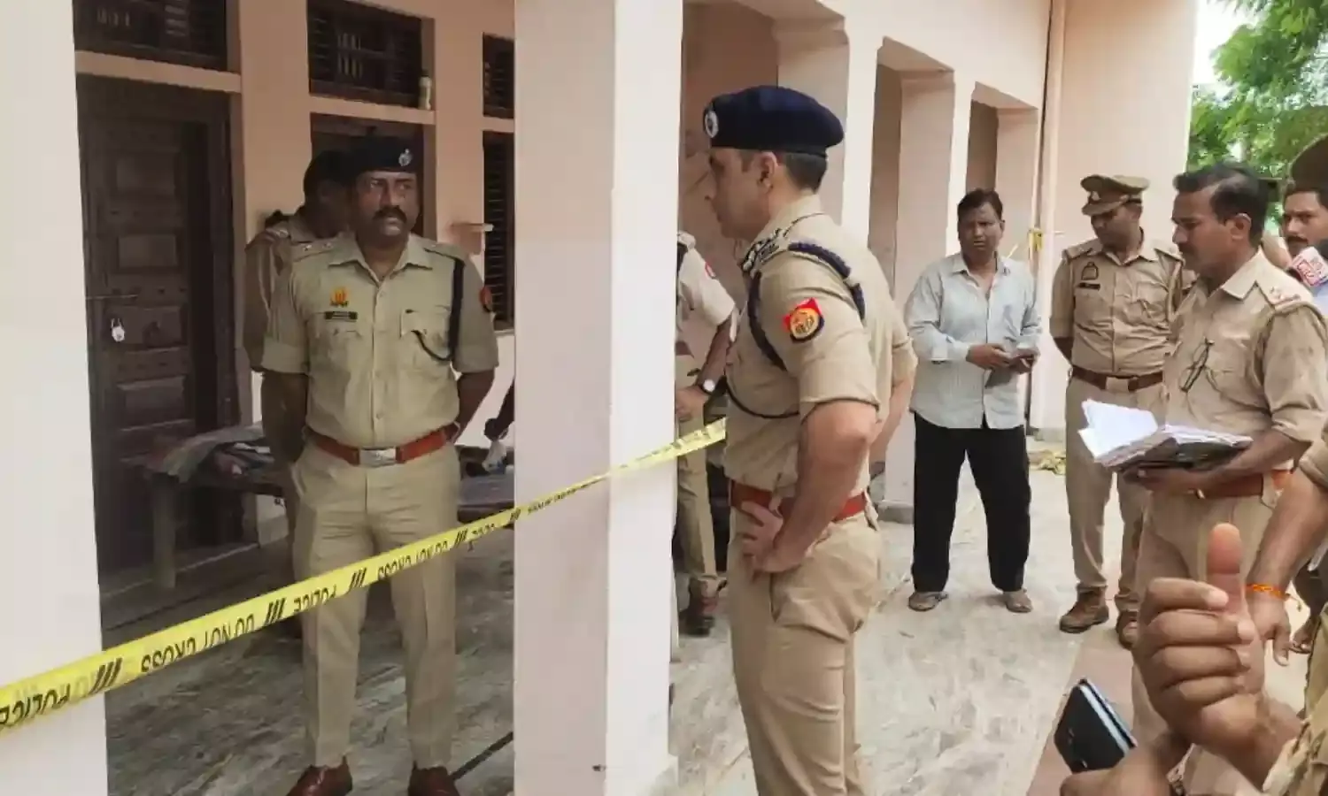 जमीन के लिए आगरा के गढ़ी कालिया गांव में खूनी संघर्ष, बाप के साथ दो भाई को कुल्हाड़ी से काट डाला