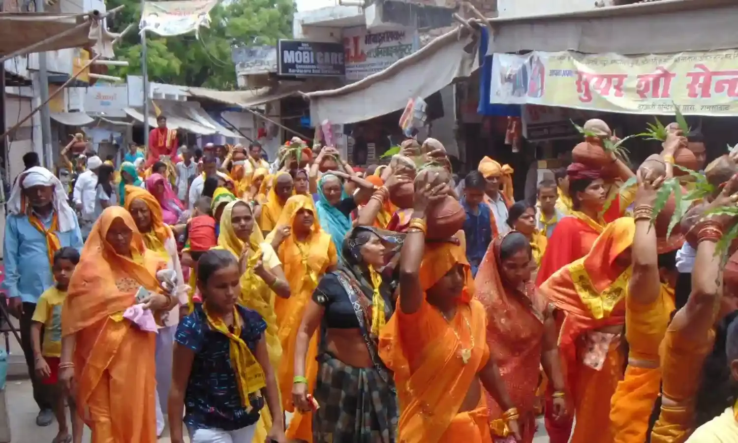 -शमसाबाद में कलश यात्रा के साथ श्रीमद्भागवत कथा का शुभारंभ