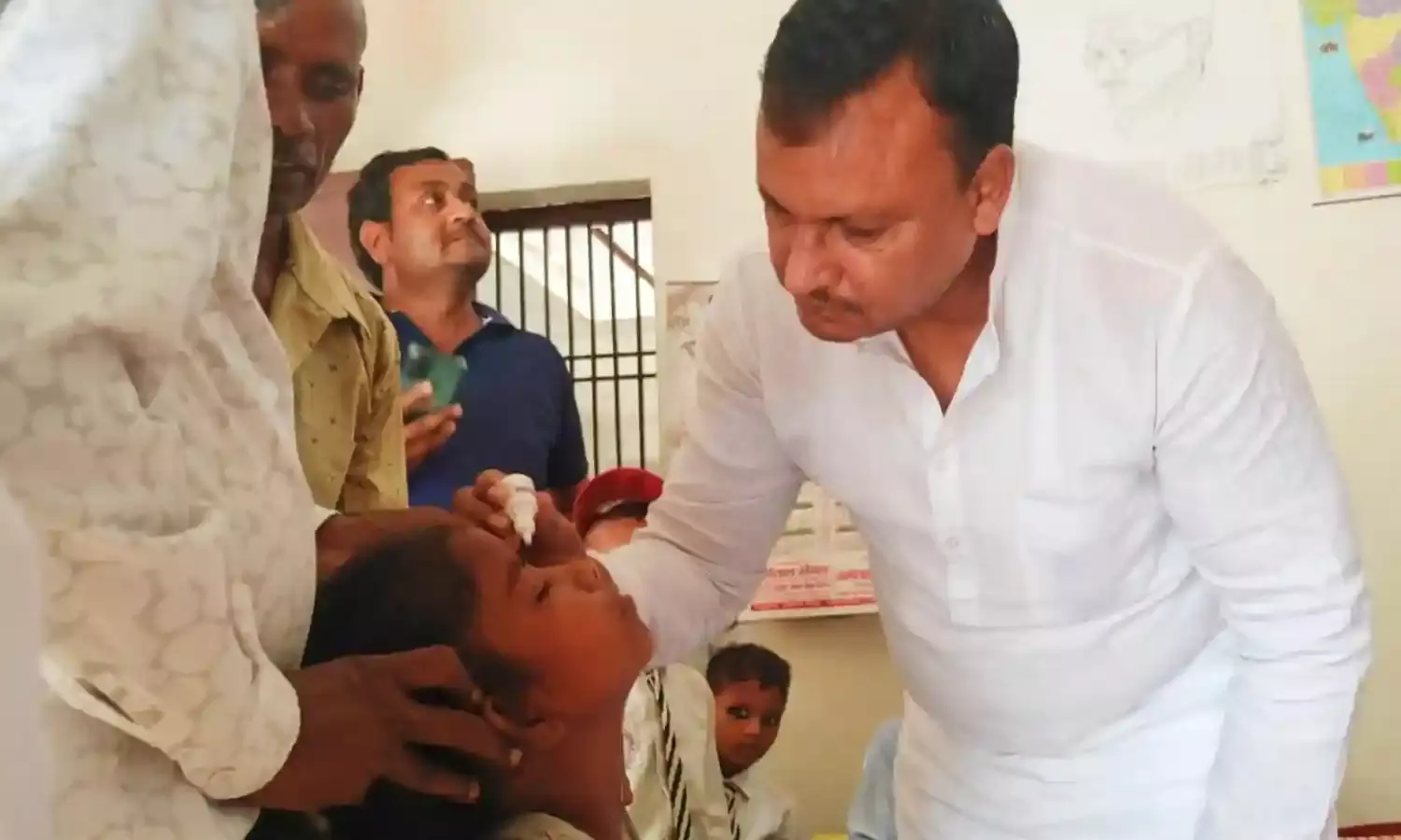 कैंप लगाकर चेयरमैन सुधीर गर्ग ने वितरित की आई फ्लू मरीजों को दवा