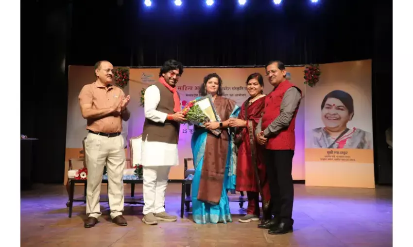 साहित्य अकादमी अलंकरण समारोह में देश-प्रदेश के 121 साहित्यकार सम्मानित साहित्य अकादमी अलंकरण समारोह में देश-प्रदेश के 121 साहित्यकार सम्मानित