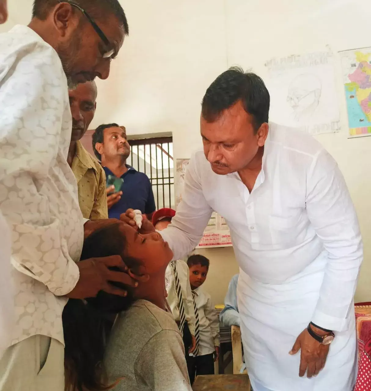 कैंप लगाकर चेयरमैन सुधीर गर्ग ने वितरित की आई फ्लू मरीजों को दवा