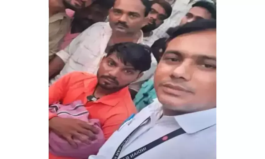 बांद्रा-झांसी सुपरफास्ट ट्रेन में महिला ने दिया बेटे को जन्म, टीटीई के अनुरोध पर महिलाओं ने कराई डिलेवरी