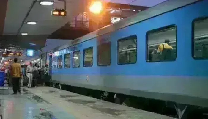 ग्वालियर रेलवे: पार्सल की नहीं होती जांच, बिल देखकर सामान की होती है डिलीवरी ग्वालियर रेलवे: पार्सल की नहीं होती जांच, बिल देखकर सामान की होती है डिलीवरी