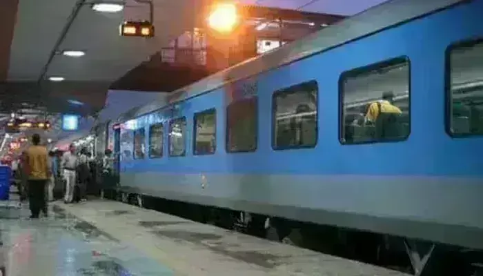 रेलवे : मनिया के पास वंदे भारत पर पथराव, खिडक़ी की शीशे टूटे रेलवे : मनिया के पास वंदे भारत पर पथराव, खिडक़ी की शीशे टूटे