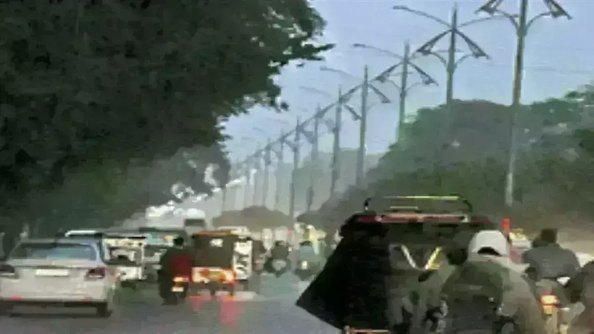 ग्वालियर में स्ट्रीट लाइट हेल्पलाइन सेवा की खुली पोल, विभाग में उठता नहीं फ़ोन, अंधेरे में डूबी रही  है अस्पताल रोड